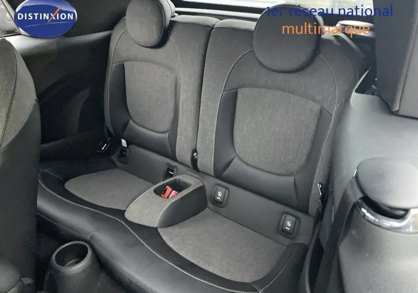 Vue rapprochée des sièges arrière gris foncé et tissu du MINI Cabriolet F57 2023, intérieur soigné et compact.
