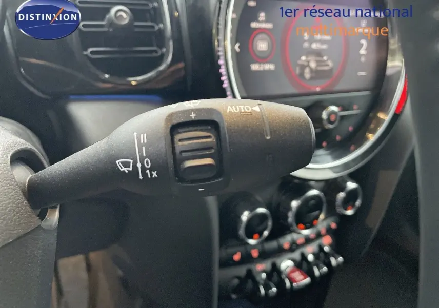 Gros plan sur la commande d’essuie-glace dans l’habitacle d’une MINI Cabriolet F57 2023 couleur Melting Silver Metal.