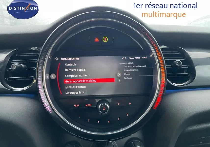 Écran central rond du tableau de bord d'une MINI Cabriolet 2023, avec menu communication et éclairage LED coloré.