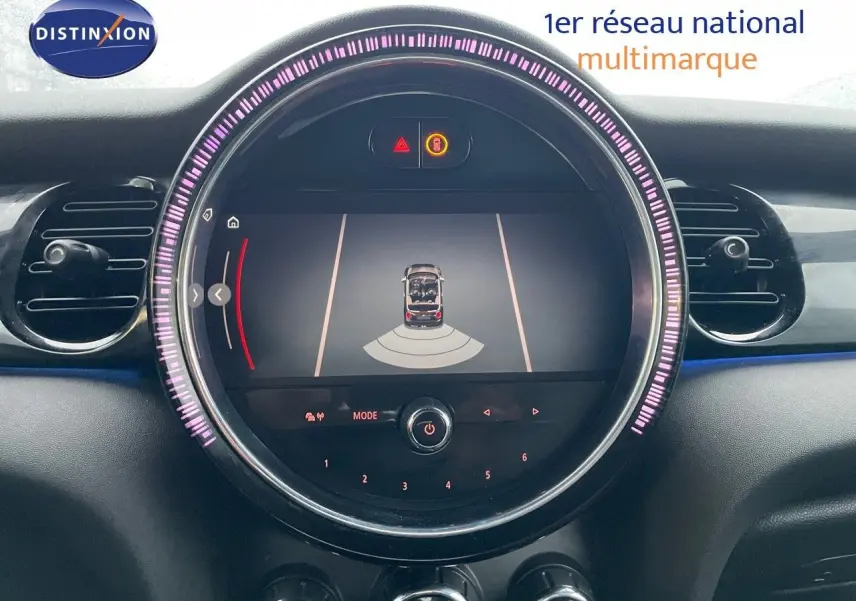 Tableau de bord de MINI Cabriolet 2023 avec écran central rond affichant l'aide au stationnement et éclairage LED violet.