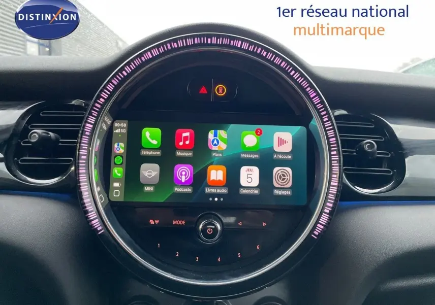 Tableau de bord du MINI Cabriolet F57 2023 avec écran tactile circulaire et éclairage LED violet autour.