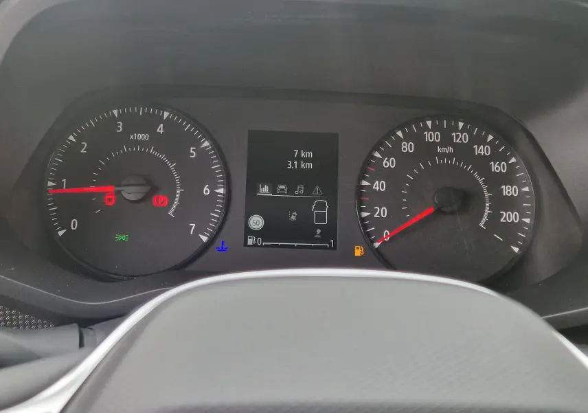 Tableau de bord du Renault Trafic Fourgon 2025 montrant compte-tours, vitesse et écran central avec alertes et jauge carburant.