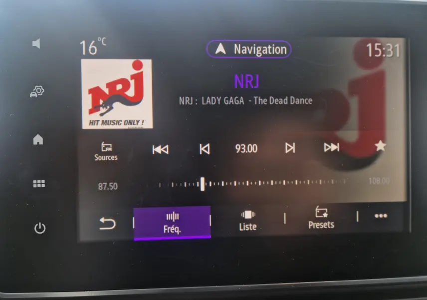 Écran tactile central du Renault Trafic Fourgon L1H1 2025 affichant la radio NRJ et la température extérieure à 16°C.