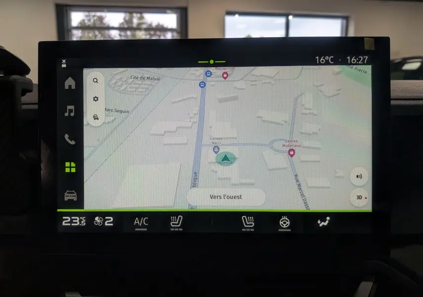 Écran tactile du système de navigation du Dacia Duster gris schiste, affichant une carte en intérieur du véhicule.