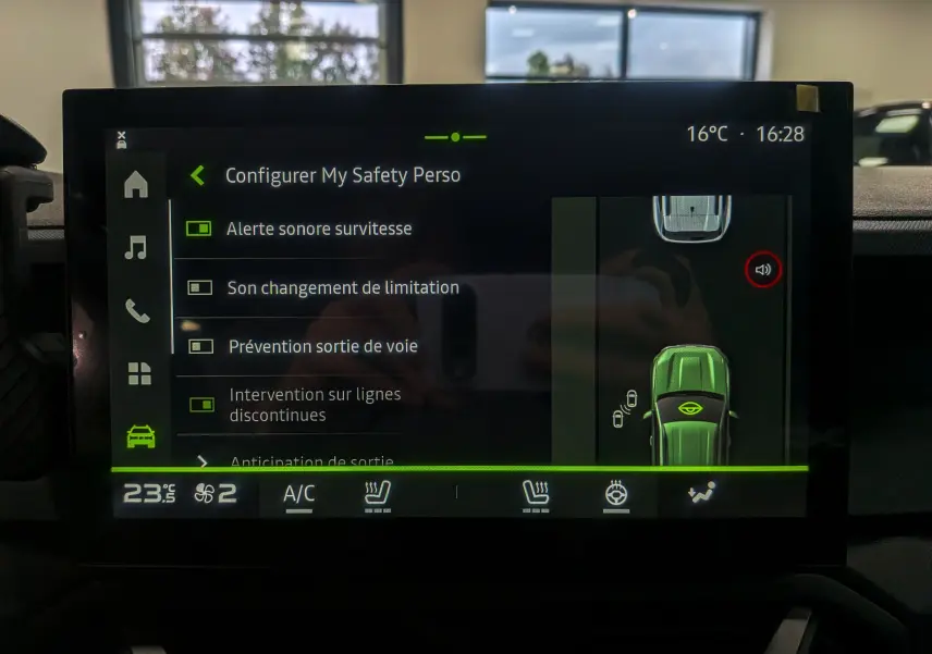 Écran tactile central du Dacia Duster 2025 affichant les options de sécurité personnalisables dans un intérieur sombre.