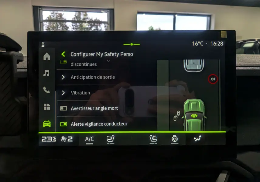 Écran tactile intérieur du Dacia Duster 2025 affichant les réglages d'assistance à la conduite et la vue 360° du véhicule gris schiste.