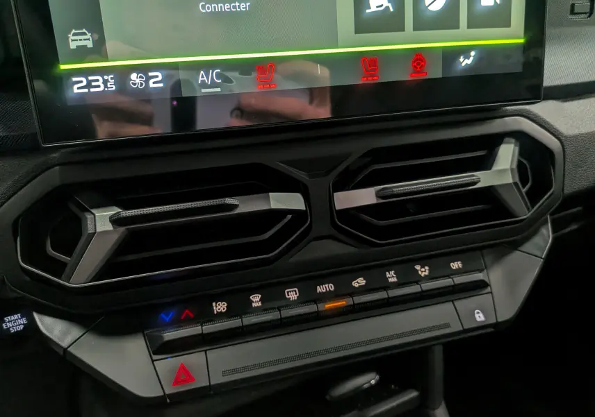 Détail de la console centrale du Dacia Duster 2025 gris schiste, avec commandes climatisation et écran tactile.