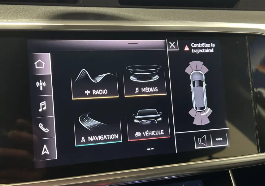 Écran tactile intérieur de l'Audi A6 Avant 2019 affichant les options radio, médias, navigation et véhicule en mode sombre.