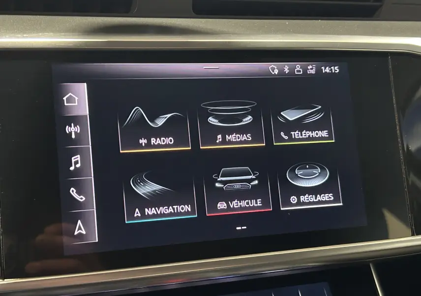 Écran tactile central de l’Audi A6 Avant 40 TDI 2019 affichant les options radio, médias, téléphone, navigation, véhicule et réglages.