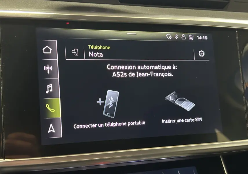Écran tactile intérieur de l'Audi A6 Avant 40 TDI 2019 affichant la connexion Bluetooth au téléphone, vue frontale.