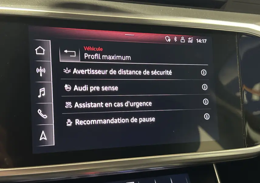 Écran tactile central de l'Audi A6 Avant 40 TDI noir 2019 affichant les options d'assistance à la conduite.