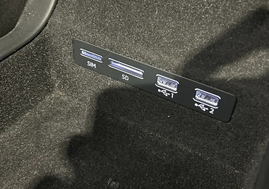 Gros plan sur les ports SIM, SD et USB dans l'habitacle noir de l'Audi A6 Avant 40 TDI 2019.