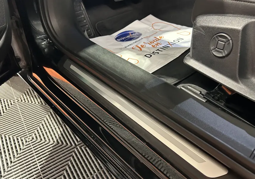 Détail de la porte côté gauche noire d'une Audi A6 Avant 40 TDI 2019, avec seuil de porte métallique et tapis intérieur.