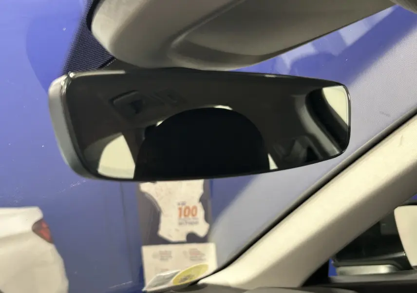 Rétroviseur intérieur de l'Audi A6 Avant 40 TDI 2019 avec partie de l'habitacle beige visible et pare-brise bleu en arrière-plan.