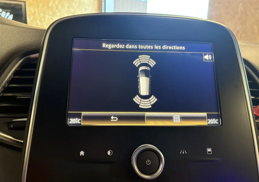 Écran central du tableau de bord du Renault Grand Scenic gris 2017 affichant l'alerte de surveillance des angles morts.