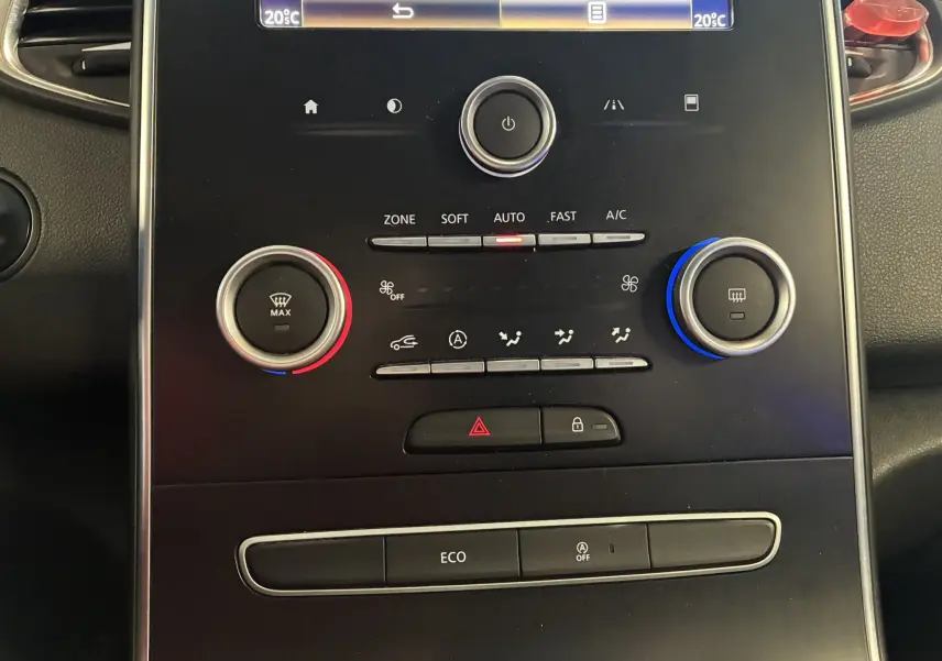 Tableau de bord du Renault Grand Scenic gris 2017, zoom sur commandes climatisation avec réglages rouge et bleu.