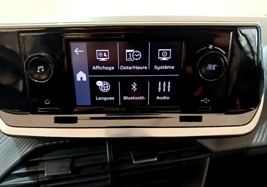 Écran tactile central de la Peugeot 208 1.5 BlueHDi 2022 affichant les options Bluetooth et audio, avec commandes autour.