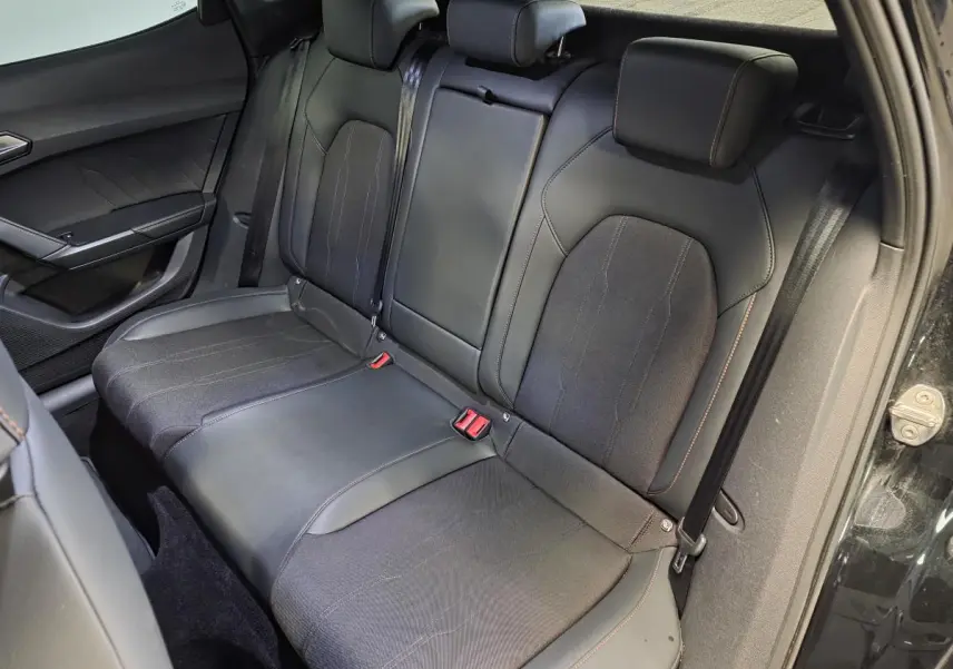 Vue intérieure côté droit des sièges arrière noirs en textile et cuir du CUPRA Formentor 1.4 e-Hybrid 2023.