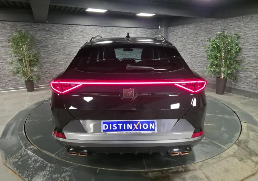 Vue arrière du CUPRA Formentor noir Minuit 2023 avec bandeau LED arrière et double sortie d'échappement copper stylisée.