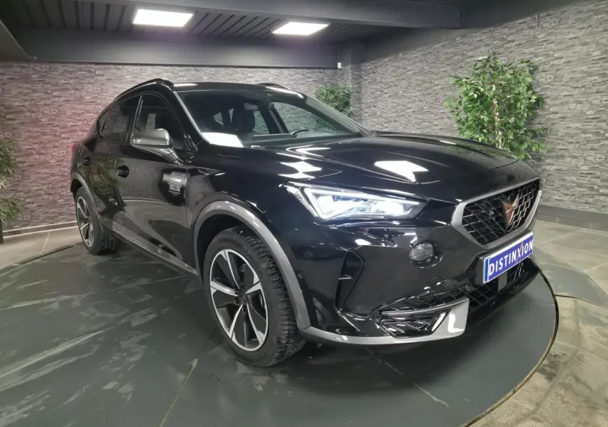 Vue 3/4 avant du CUPRA Formentor noir Minuit avec jantes alliage 18'' et détails Dark Alu contrastants.