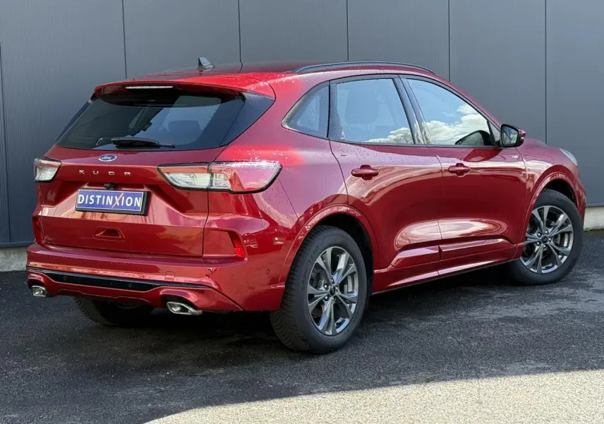 Vue 3/4 arrière droit d'un Ford Kuga rouge Lucifer avec double sortie d'échappement et jantes alliage 18 pouces.