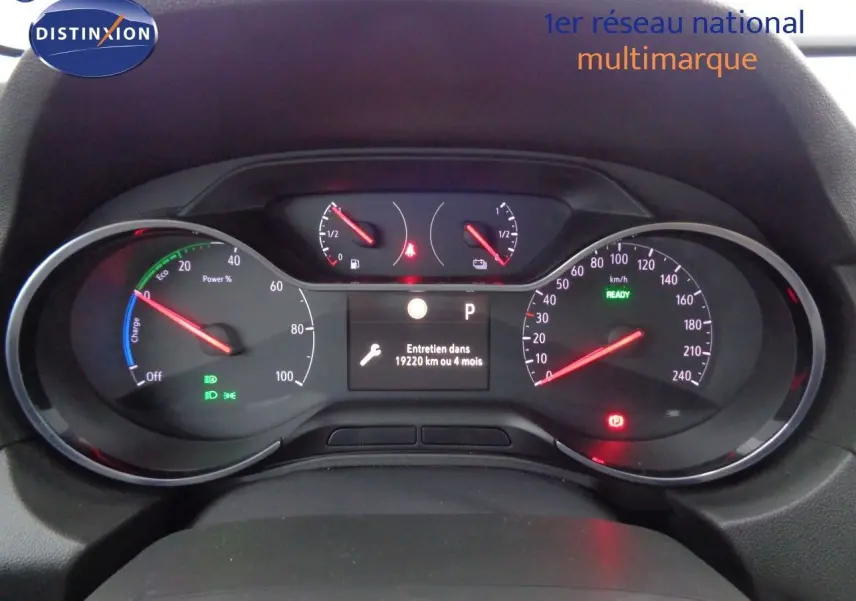 Tableau de bord numérique de l'Opel Grandland X blanc nacré, affichant compteurs et alertes au démarrage.