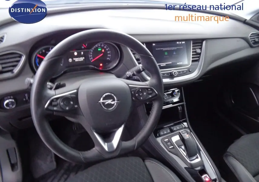 Vue intérieure de l'Opel Grandland X 1.6 Hybrid Turbo 2021, tableau de bord et volant noir avec console centrale moderne.
