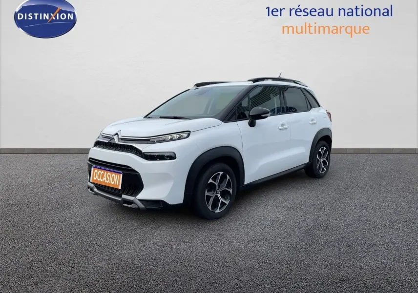 Citroën C3 Aircross blanc polaire en 3/4 avant droit, avec toit noir et jantes bi-ton visibles.