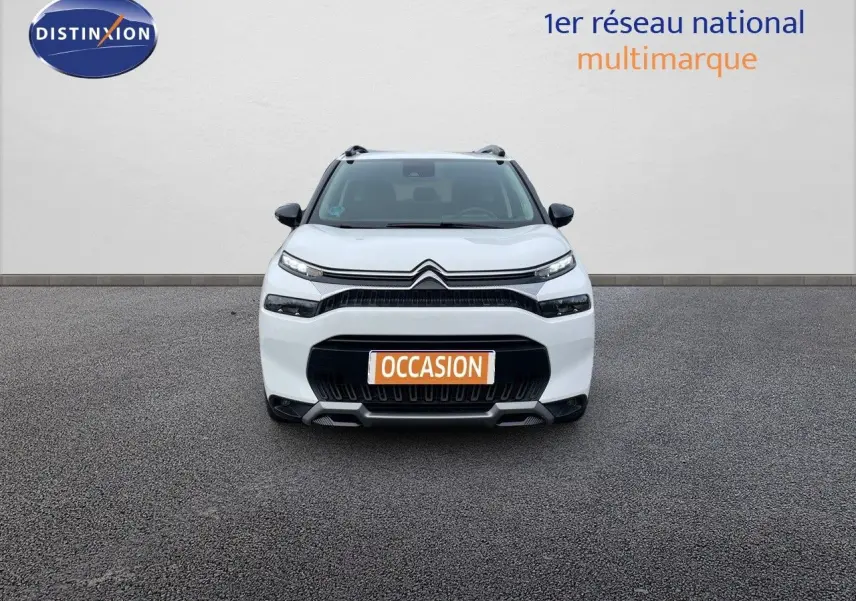 Vue frontale d'un Citroën C3 Aircross blanc polaire 2023 avec calandre noire et feux LED distinctifs.