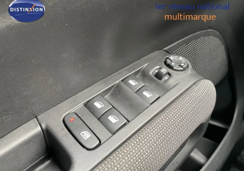 Gros plan sur les commandes des vitres électriques et rétroviseurs côté conducteur du Citroën C3 Aircross blanc polaire 2023.