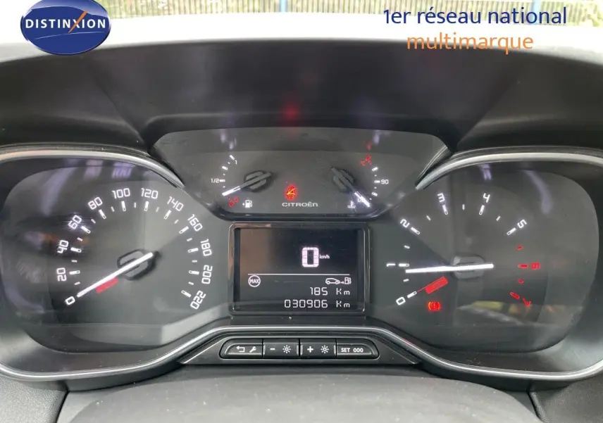 Tableau de bord du Citroën C3 Aircross 2023 montrant les compteurs numériques et analogiques en vue frontale.