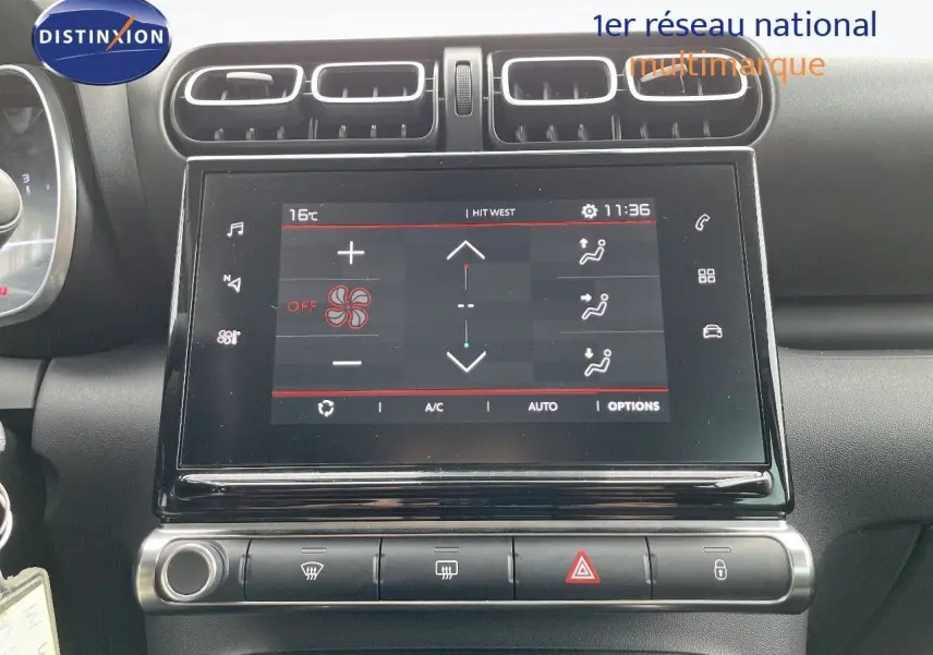 Vue rapprochée de la console centrale noire du Citroën C3 Aircross blanc polaire, avec écran tactile et commandes climatisation.