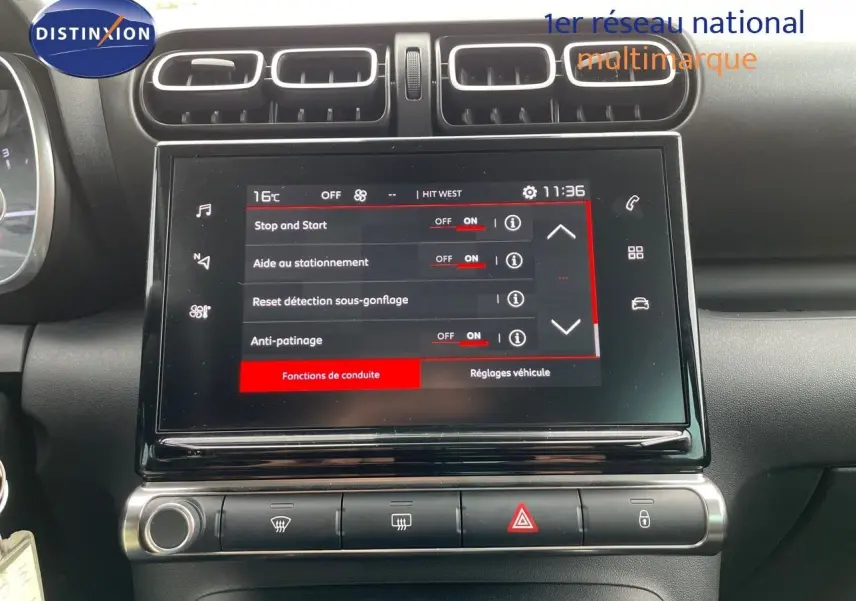 Écran tactile central du tableau de bord du Citroën C3 Aircross blanc polaire, affichant les réglages d'aide à la conduite.