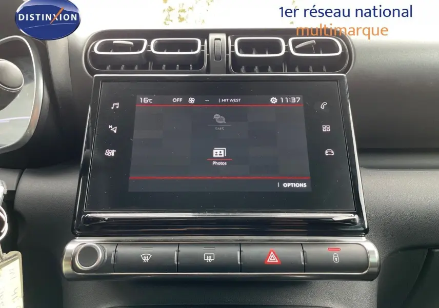 Écran tactile central et commandes de climatisation du tableau de bord du Citroën C3 Aircross blanc polaire 2023.