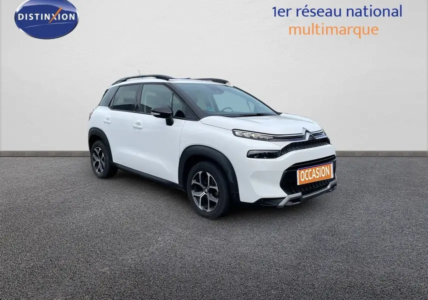 Citroën C3 Aircross blanc polaire en 3/4 avant droit avec toit noir et jantes bi-ton visibles.