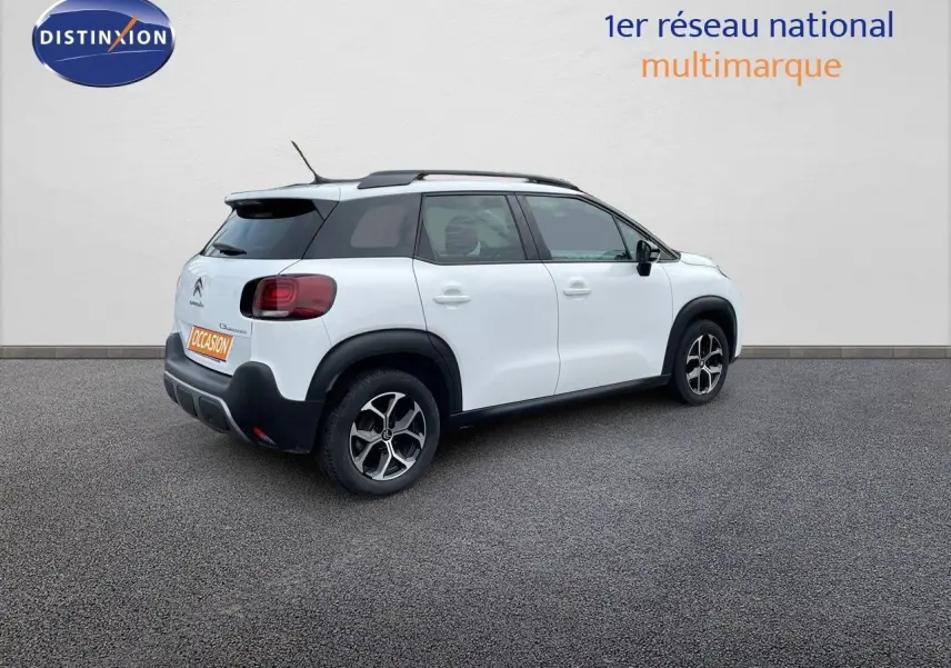 Citroën C3 Aircross blanc polaire vue 3/4 arrière droit, avec jantes bi-ton et toit noir contrasté.
