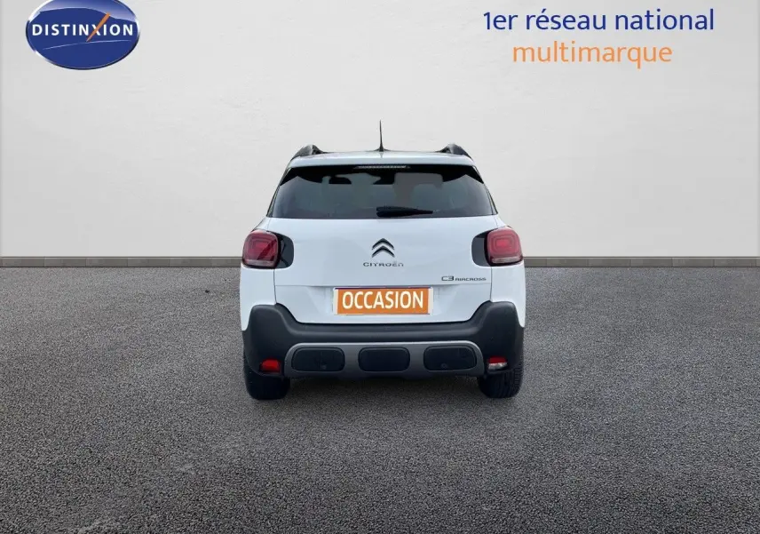 Vue arrière d'un Citroën C3 Aircross blanc polaire avec feux arrière rouges et pare-chocs noir contrastant.