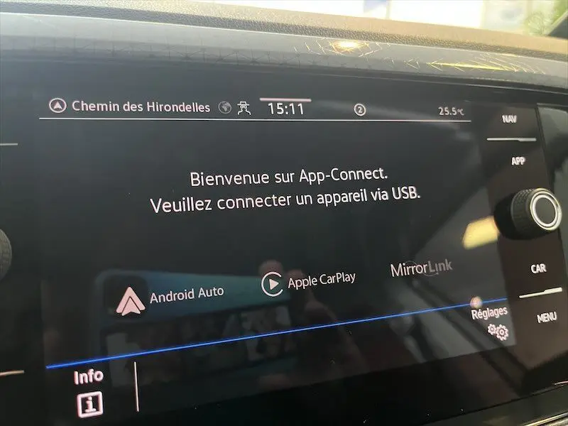 Écran tactile central du Volkswagen T-Cross 1.0 TSI 110 DSG Carat affichant l'interface App-Connect en intérieur.