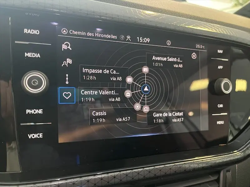 Vue rapprochée de l'écran tactile central du Volkswagen T-Cross 2021 affichant le système de navigation avec plusieurs destinations.