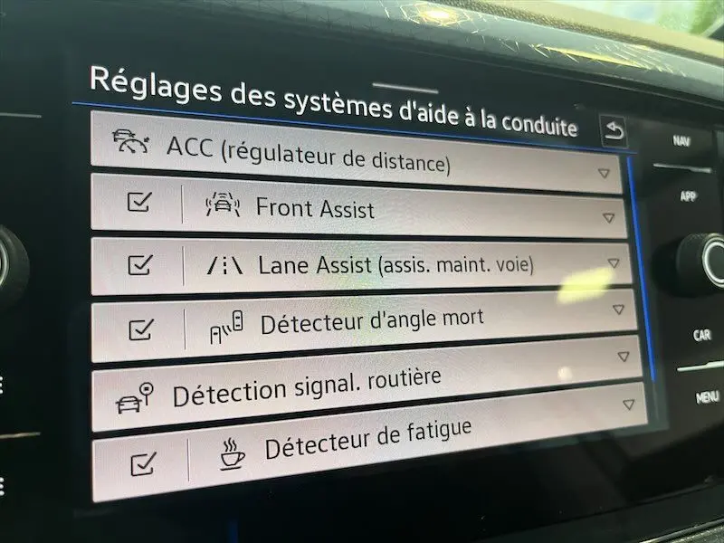 Écran tactile du système d'aide à la conduite du Volkswagen T-Cross 1.0 TSI, affichant les options activées.