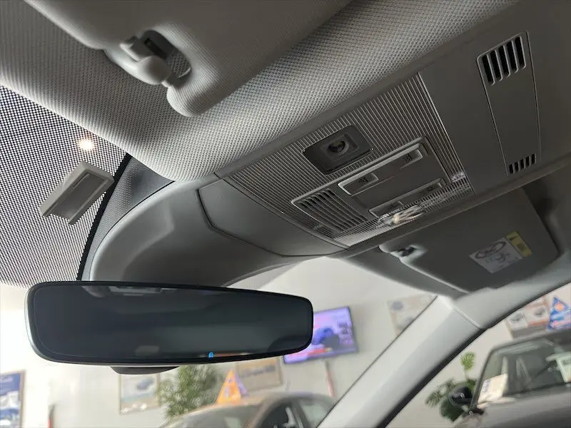 Vue intérieure du rétroviseur central et du plafonnier du Volkswagen T-Cross gris Limestone Metalisé de 2021.