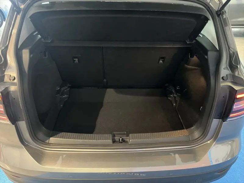 Coffre ouvert vu de l'arrière d'un Volkswagen T-Cross 1.0 TSI 110 DSG Carat gris Limestone métallisé.