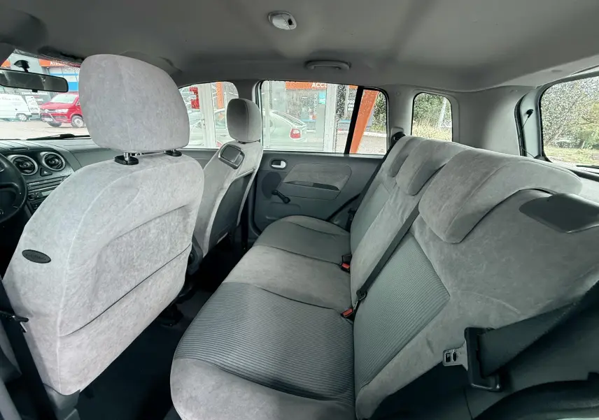 Vue intérieure côté droit montrant la banquette arrière grise et les sièges avant d'une Ford Fusion 2002.