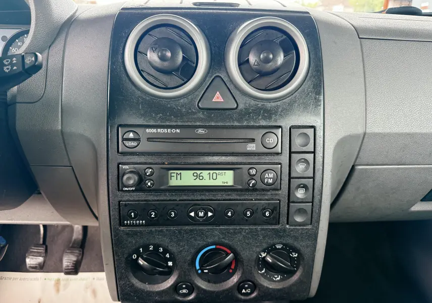 Tableau de bord central de Ford Fusion 2002 avec radio CD et commandes de climatisation en vue frontale.