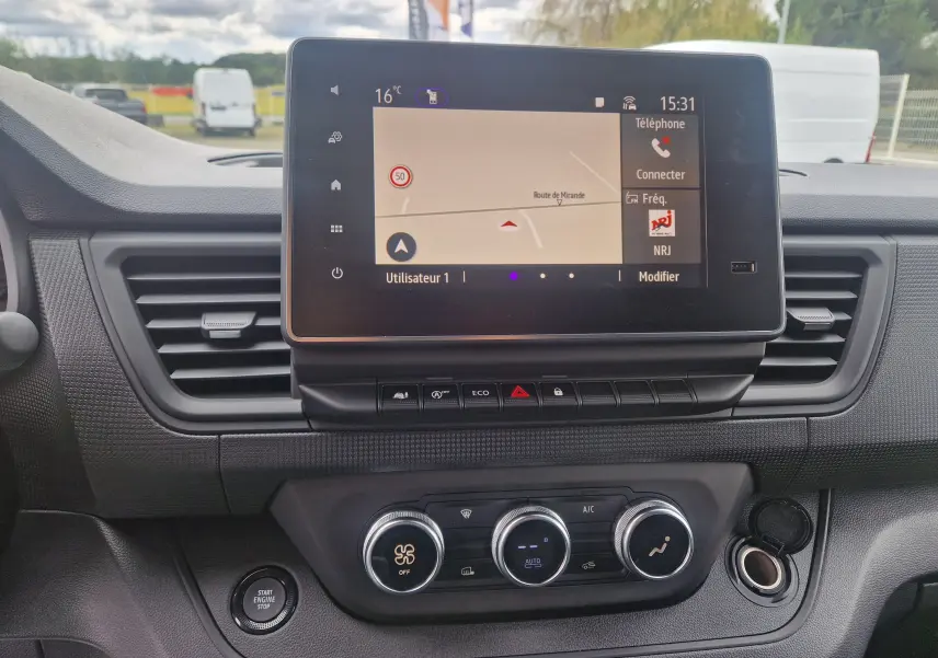 Tableau de bord du Renault Trafic Fourgon gris urbain 2025 avec écran tactile central et commandes climatisation visibles