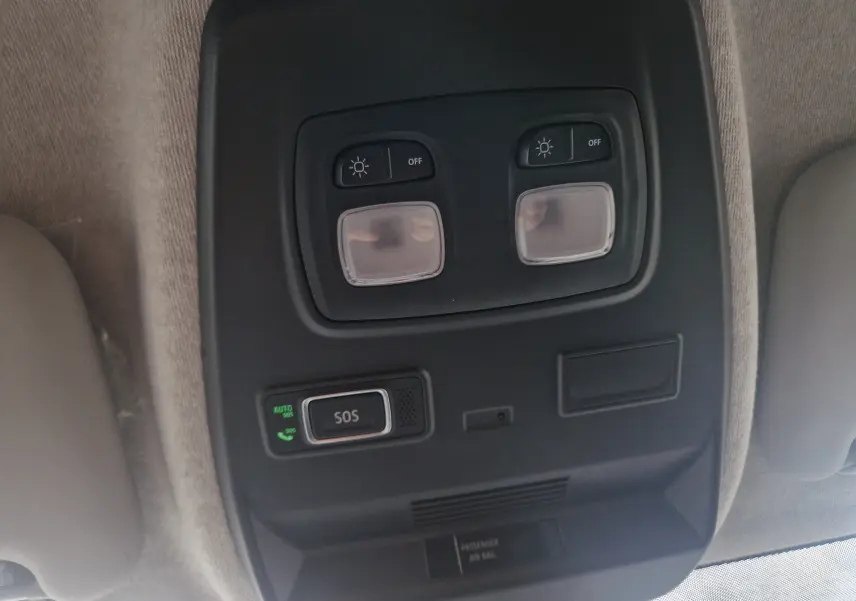 Plafonnier intérieur avec commandes d’éclairage et bouton SOS du Renault Trafic Fourgon gris urbain 2025.