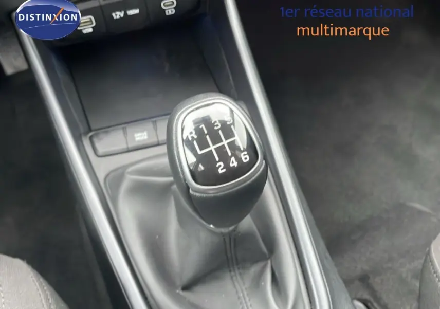 Gros plan sur le levier de vitesses manuel de la Hyundai i20 2025, finition KLASS, avec console centrale en gris Aurora Metal.