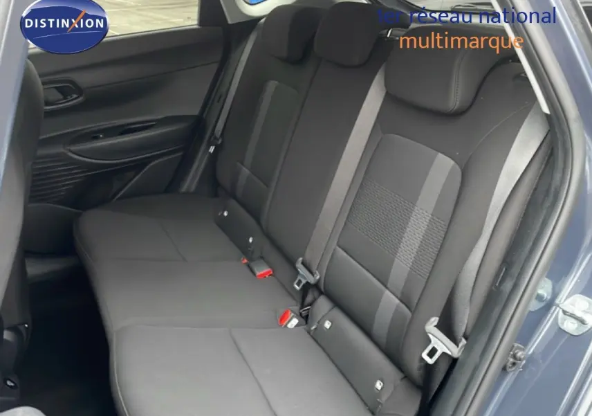 Vue intérieure côté droit des sièges arrière en tissu noir d'une Hyundai i20 1.0 TGDI 100CH KLASS gris Aurora Metal 2025.