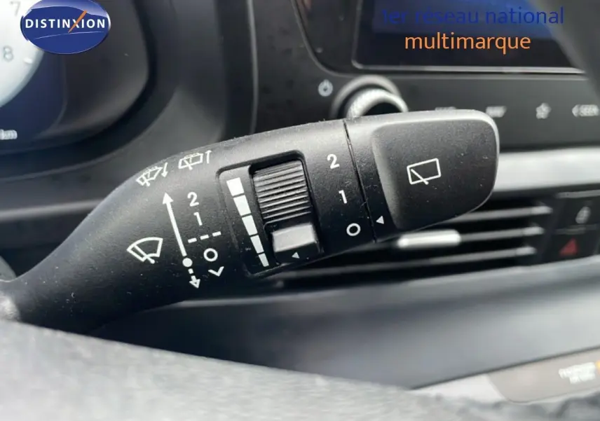 Gros plan sur la commande des essuie-glaces dans l’habitacle d’une Hyundai i20 gris Aurora Metal, version 2025.