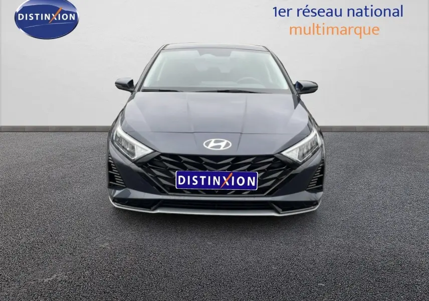 Vue frontale d'une Hyundai i20 gris Aurora Metal 2025 avec calandre noire et phares LED anguleux.